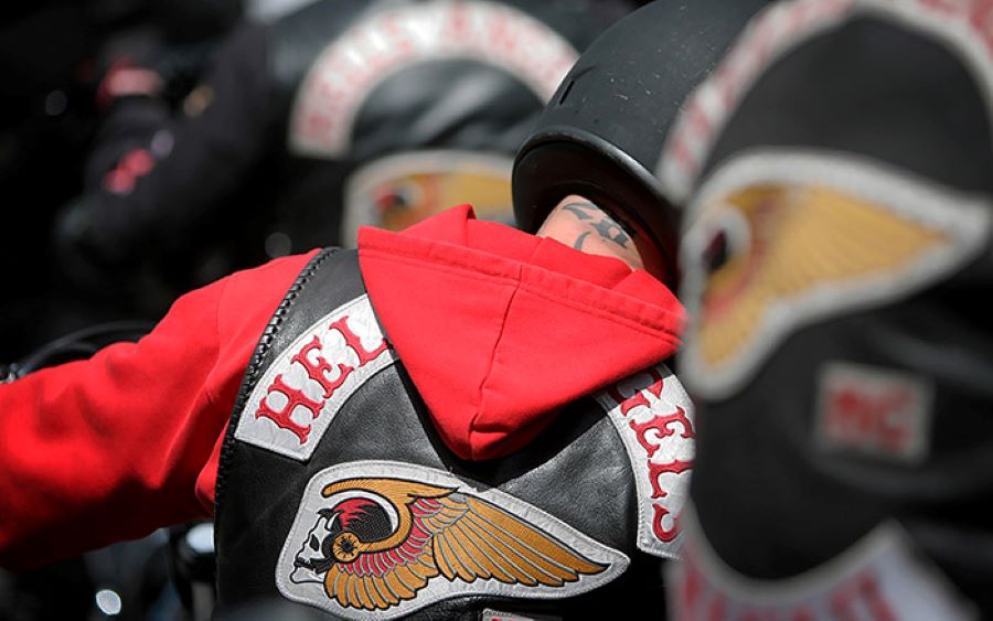 El nombre Hells Angels se deja ver en una chaqueta de un motero de espaldas