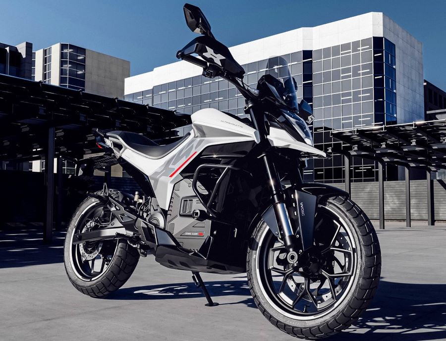 Ultraviolette X-47 Crossover: primera eléctrica con radar integrado Una Ultraviolette X-47 Crossover gris posa con la parte de una ciudad de fondo