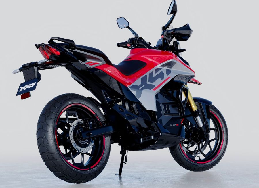 Ultraviolette X-47 Crossover: primera eléctrica con radar integrado Vista trasera en perspectiva de una Ultraviolette X-47 Crossover roja