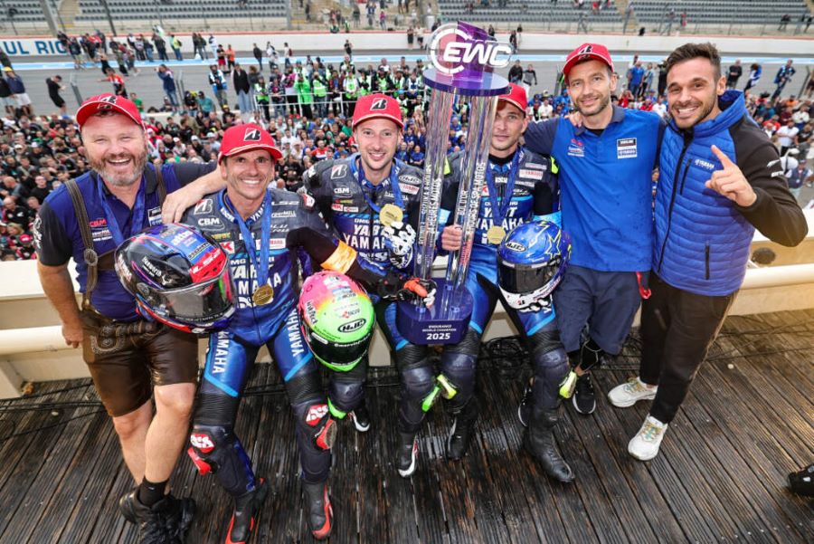 El Yamaha YART festeja en el podio la obtención del Mundial de Resistencia 2025