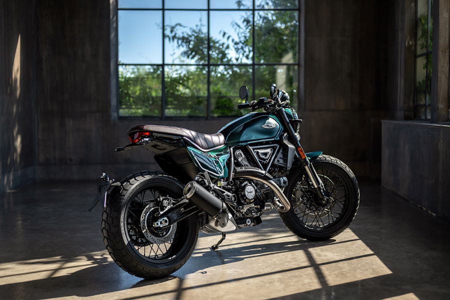 Una Ducati Scrambler Nightshift 2026 Verde Esmeralda posa a la luz de una ventana