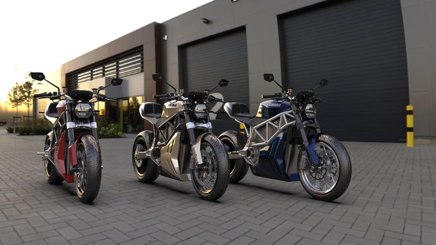 BBM Hiro: eléctrica modular con carga rápida de 9 minutos Tres render de motos BBM Hiro estacionados en paralelo delante de portones industriales
