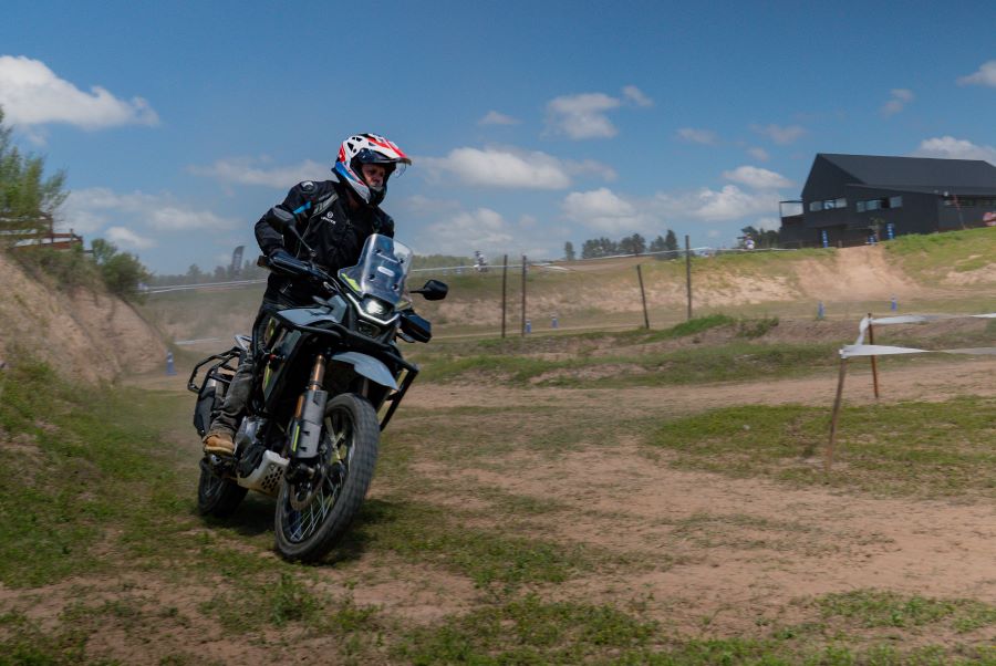 La CFMoto MT800-X es probada en una pista natural