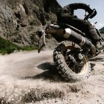 Una moto trail remueve la arena calzada con un neumático Continental TKC 802