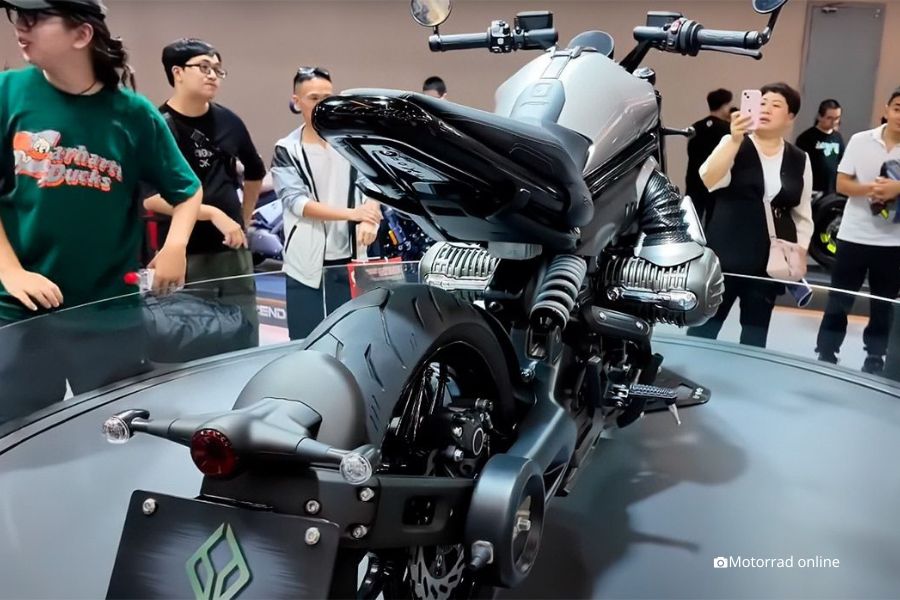 Benda P51 Vista trasera del prototipo Benda P51 con motor bóxer y eléctrico expuesto en China