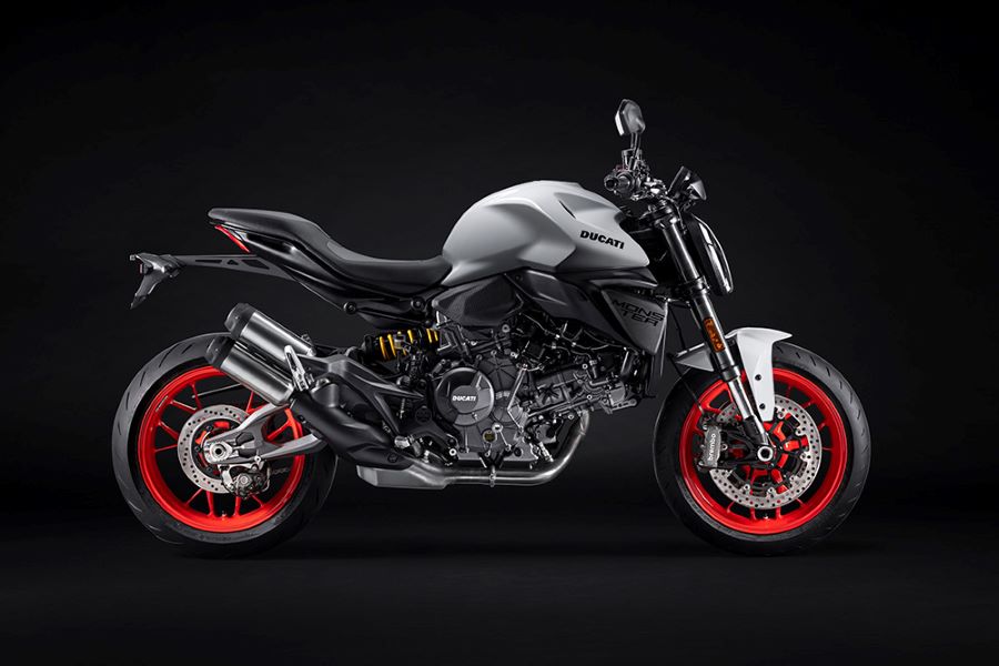 La Ducati Monster 2026 encarna la evolución del deseo mecánico Vista lateral derecha de una Ducati Monster 2026 blanca
