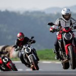 La Ducati Monster 2026 encarna la evolución del deseo mecánico Tres Ducati Monster 2026 avanzan hacia la cámara en una ruta