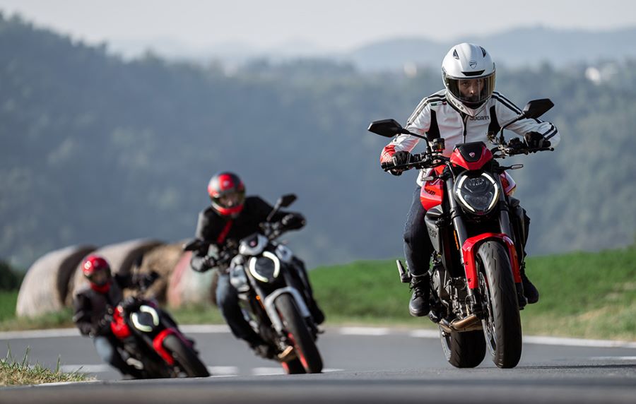 La Ducati Monster 2026 encarna la evolución del deseo mecánico Tres Ducati Monster 2026 avanzan hacia la cámara en una ruta