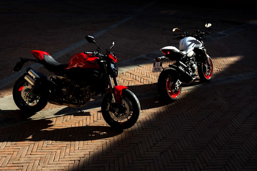 La Ducati Monster 2026 encarna la evolución del deseo mecánico Vista en picada de una Ducati Moster roja y una blanca
