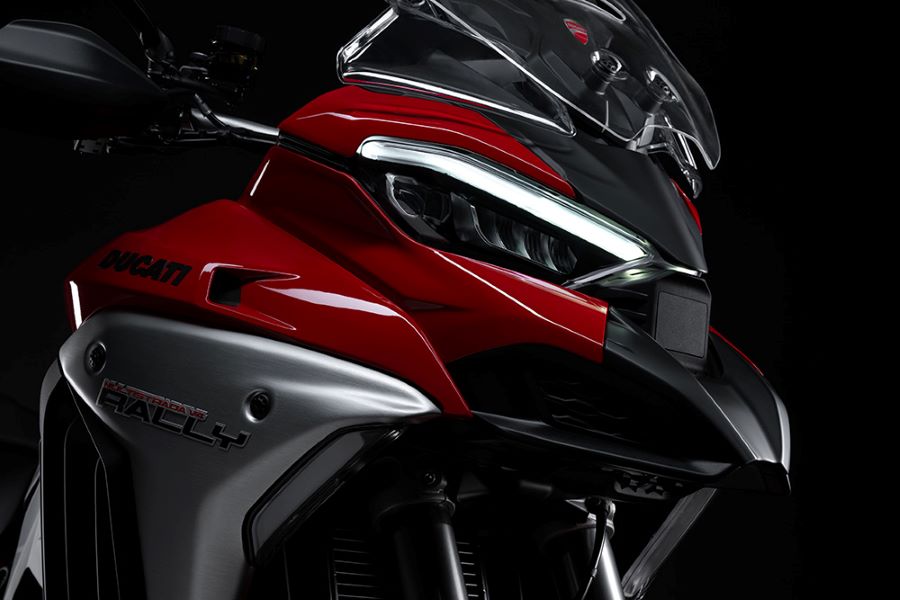 Vista lateral derecha del frontal de una Ducati Multistrada V4 Rally 2026 roja con aluminio