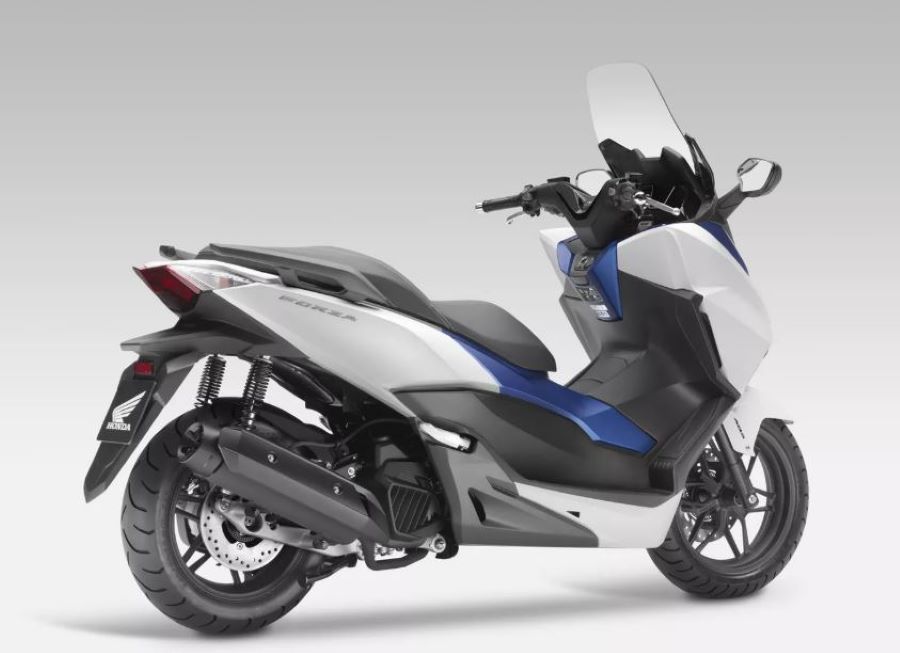 Vista lateral derecha en perspectiva trasera de una scooter Honda Forza 125 2025 azul y blanco