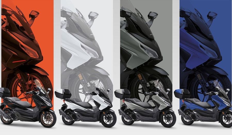 Imagen publicitaria muestra cuatro scooter Honda Forza 2026 debajo de sendas barras verticales con una proyección del frontal por encima