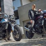 Honda CB1000F: revival ochentero con ADN Fireblade Un hombre y una mujer miran hacia la cámara sentados en sendas Honda CB1000F 2026