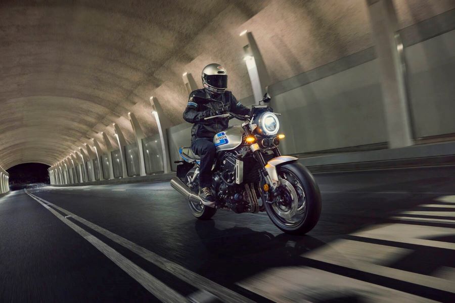 Una Honda CB1000F atraviesa un túnel