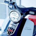 Vista delantera parcial de una Honda Super Cub 2025