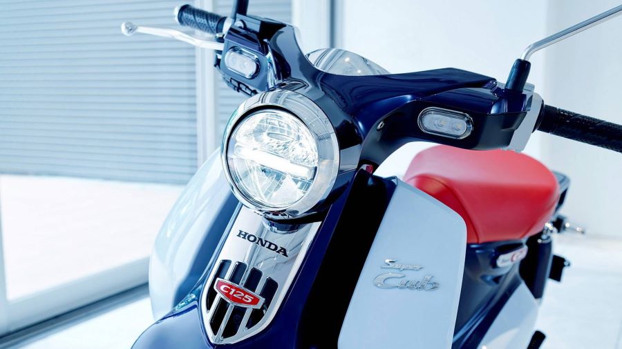 Vista delantera parcial de una Honda Super Cub 2025