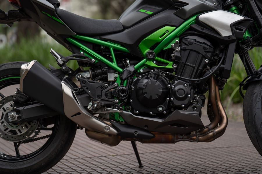 Primer plano del motor y chasis de una Kawasaki Z900 2025 verde