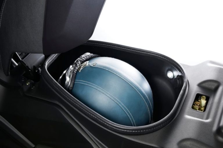 Baúl de un Kymco CV3 575 con un casco azul en su interior