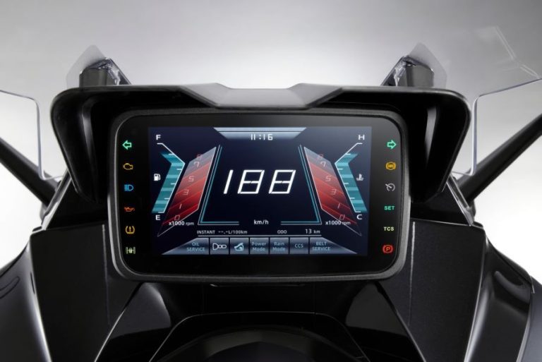 Pantalla digital de un Kymco cv3 575