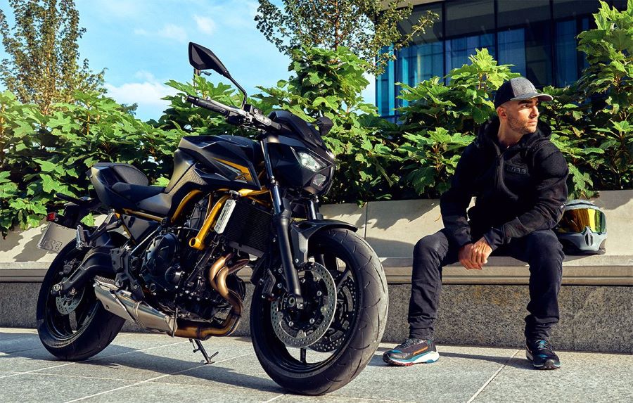 Kawasaki Z650 S, una evolución refinada del estilo Z Un usuario permanece sentado cerca de una Kawasaki Z650 S 2026 negra