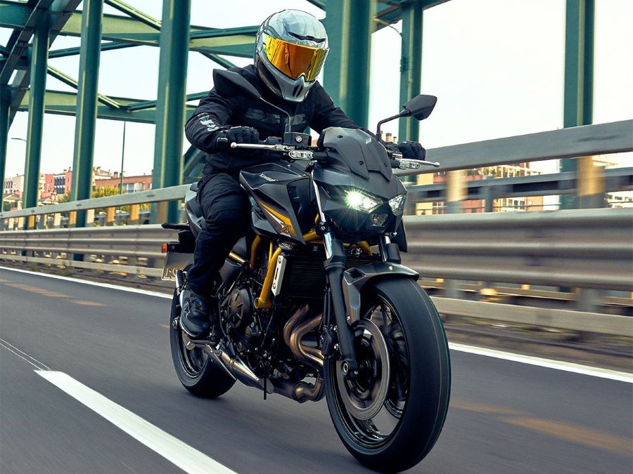 Kawasaki Z650 S, una evolución refinada del estilo Z Una Kawasaki Z650 S 2026 negra se desplaza sobre un puente carretero