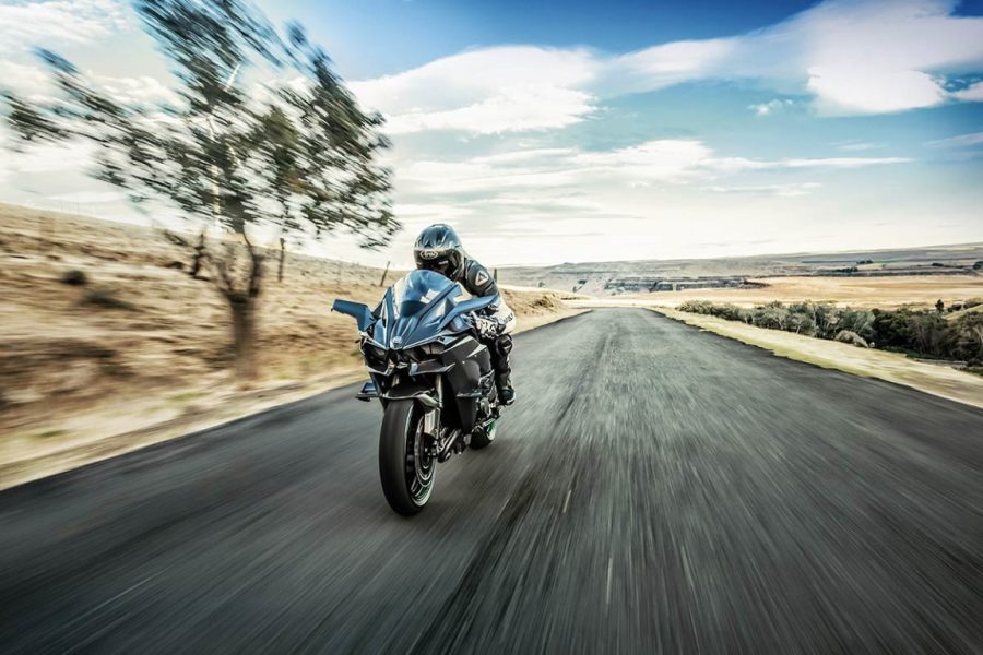 Ninja H2R: Regresa la hiperdeportiva sobrealimentada Una Kawasaki H2R 2026 viene de frente a la cámara