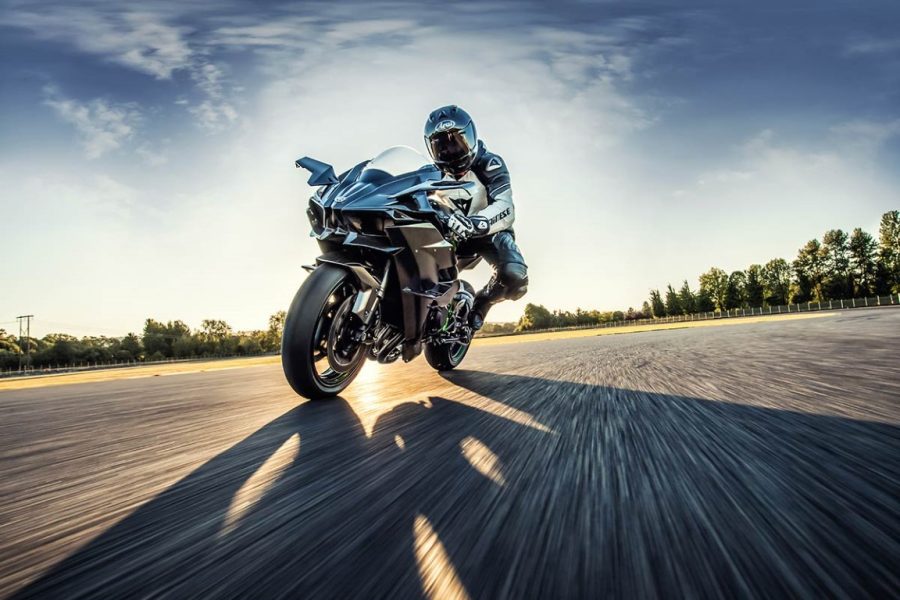 Ninja H2R: Regresa la hiperdeportiva sobrealimentada Una Kawasaki H2R gira a la izquierda en una pista