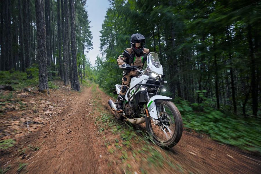 Kawasaki KLE500: de ícono olvidado a trail de nueva generación Una Kawasaki KLE500 circula a buena velocidad por un camino boscoso