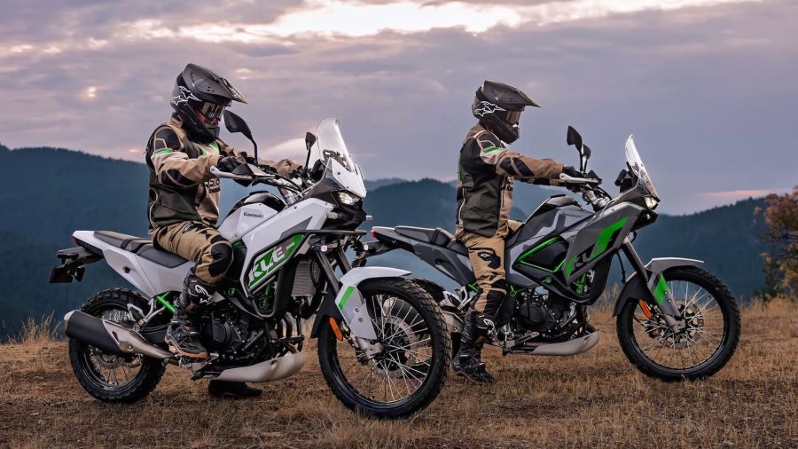Kawasaki KLE500: de ícono olvidado a trail de nueva generación Dos pilotos sobre sendas Kawasaki KLE500 2026 se detiene a observar el paisaje montañoso