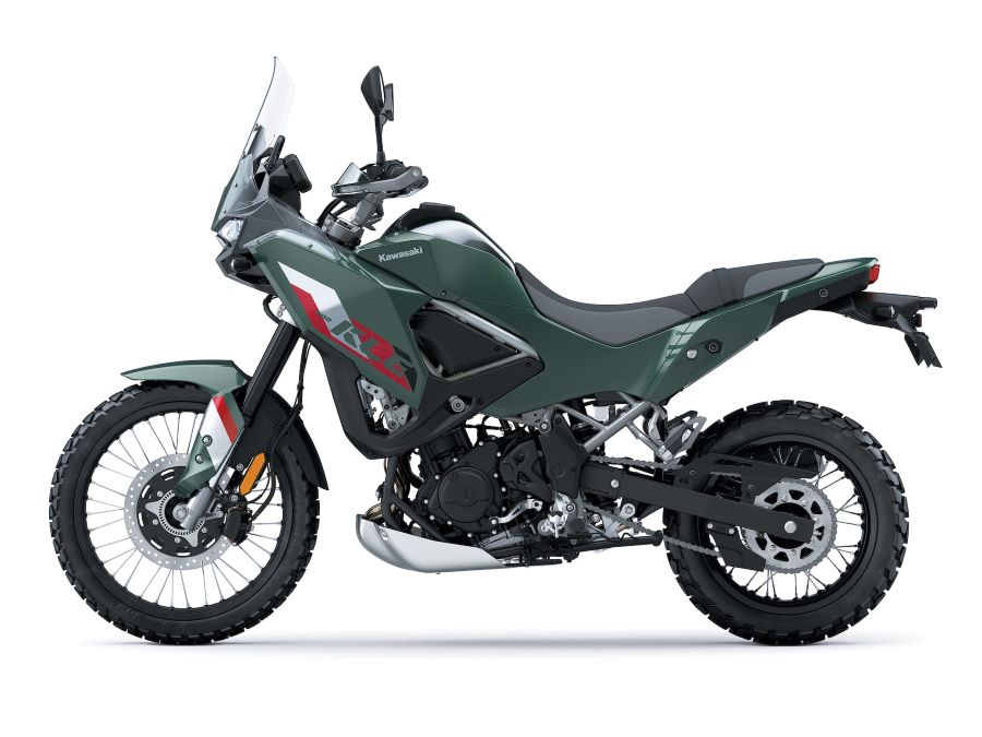 Kawasaki KLE500: de ícono olvidado a trail de nueva generación Perfil izquierdo de una Kawasaki KLE500 2026 verde