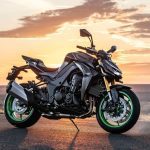 La Kawasaki Z1100 se une a la poderosa dinastía Z japonesa Una Kawasaki Z110 2026 posa co un cielo de amanecer de fondo
