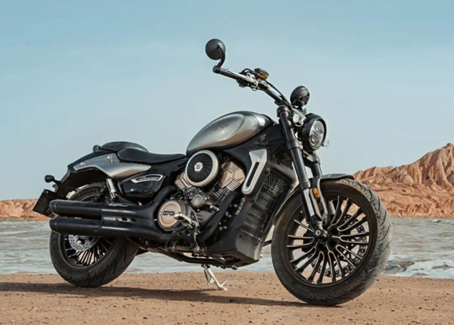 Una Kove 625V Lancer de color gris plata