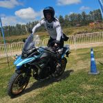 Travel Fest 2025: se probaron seis modelos Kove en Argentina Un piloto maniobra sobre una moto Kove Adventure azulen una pista de enduro