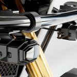 Los faros antiniebla Highsider MH24-FOG colocados en una moto adventure