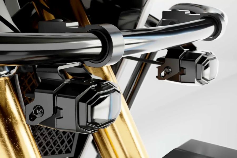 Los faros antiniebla Highsider MH24-FOG colocados en una moto adventure