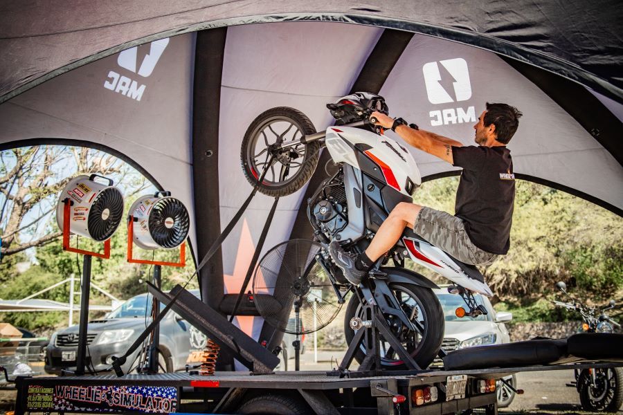 Un visitante al Bajaj Day en Córdoba disfruta de un simulador