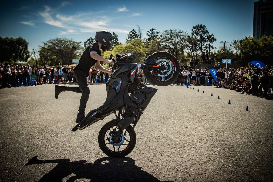 Un piloto experimentado realiza una prueba de stunt sobre una moto bajaj