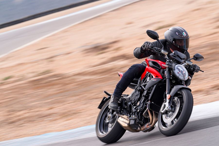 Brutale 800: un ícono italiano que sigue escribiendo la historia Una brutale 800 roja 2026 se desplaza a toda velocidad sobre un circuito