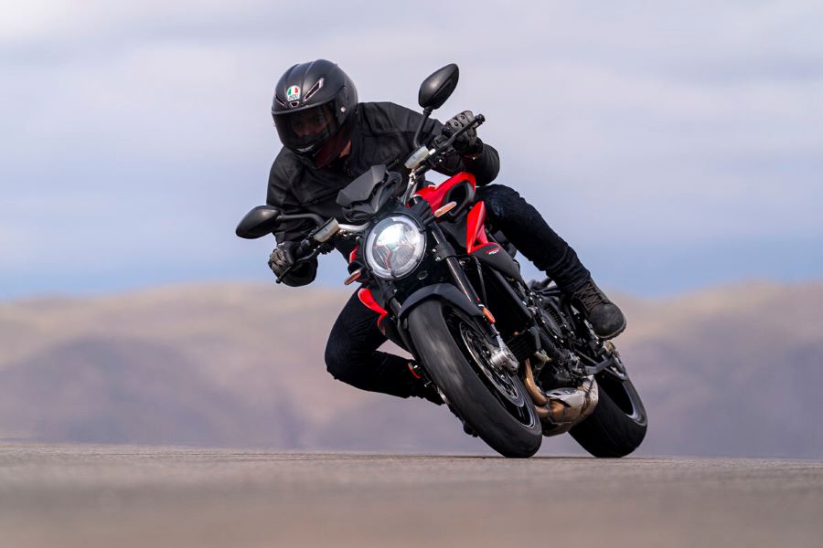 Brutale 800: un ícono italiano que sigue escribiendo la historia Una Brutale 800 2026 viene de frente y se dispone a doblar a la derecha