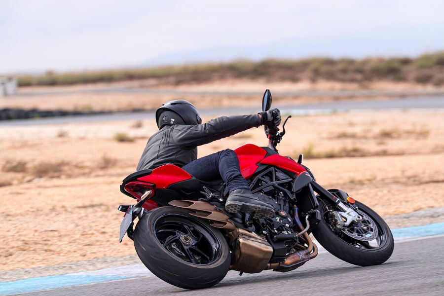 Brutale 800: un ícono italiano que sigue escribiendo la historia Vista desde atrás, una Brutale 800 roja se inclina a la izquierda para girare en una pista