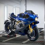 Una moto MV Agusta Superveloce 1000 azul personalizada por el programa Sartoria Meccanica