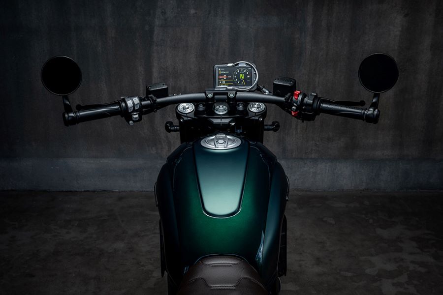 Manubrio de una Ducati Scrambler Nightshift 2026 Verde Esmeralda visto desde la posición del piloto