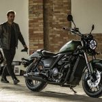 Macbor Rockster 410: autenticidad y disfrute en cada curva Un usuario, casco en mano, se acerca a su Macbor Rocster 410