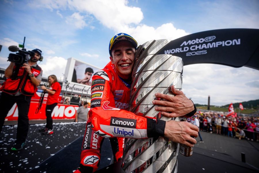 Marc Marquez de abraza al trofeo luego de consagrarse por novena vez campeón mundial