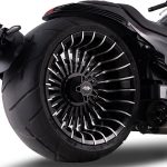 Marshal Timberwolf 800, cruiser china con rueda trasera XXL Primer plano de la rueda trasera de 310 de una moto Timberwolf 800