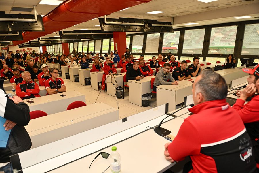 Ducati V2 Future Champ Academy: la cantera de campeones Un salón de conferencias de la empresa Ducati