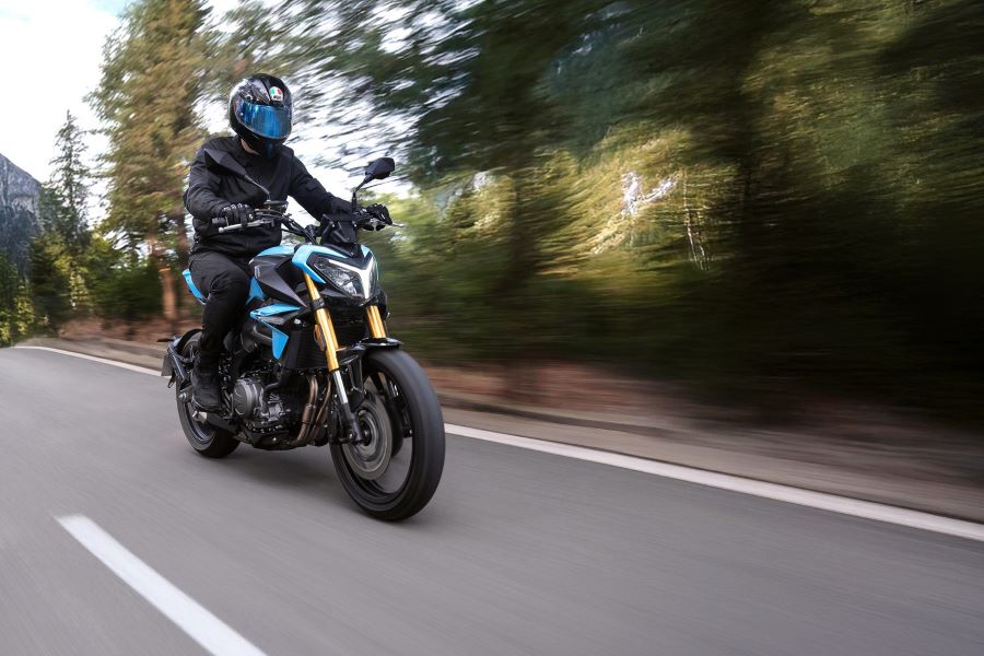 Morbidelli F352, una streetfighter urbana emocional Una Morbidelli F352 celeste circula por una ruta