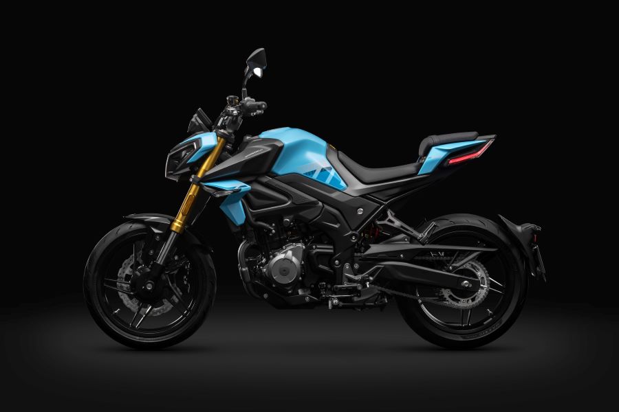 Morbidelli F352, una streetfighter urbana emocional Vista lateral izquierda de una naked Morbidelli F352 celeste