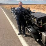 Pat Cornell y su moto durante el viaje récord solidario
