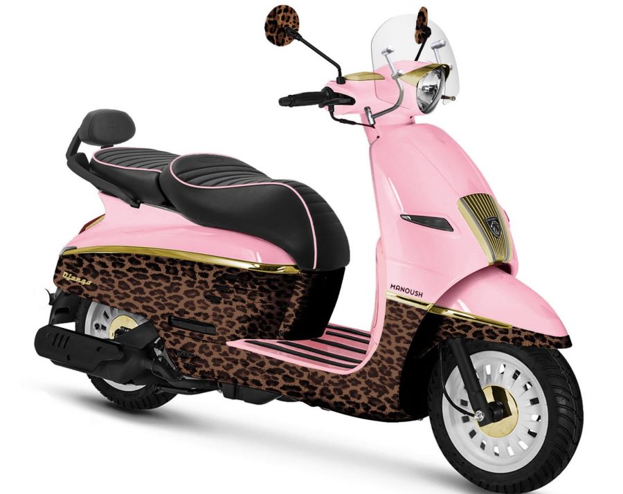 Vista lateral derecha de un scooter Peugeot Motocycles Django Manoush rosa y animal print